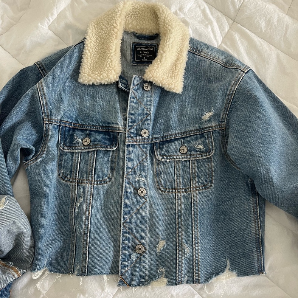 Cropped denim jacket with Sherpa collar